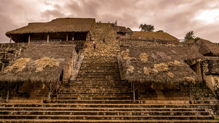 templo maya y grabados de dioses y monstruos en al ciudad maya de ek balam en yucatan mexico