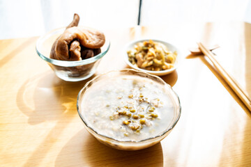 Obraz na płótnie Canvas Breakfast mung bean porridge with preserved Chaoshan pickles