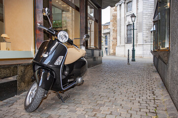 Motorroller in einer Gasse