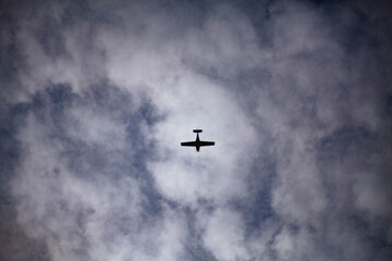 Silueta de avioneta volando por los cielos 