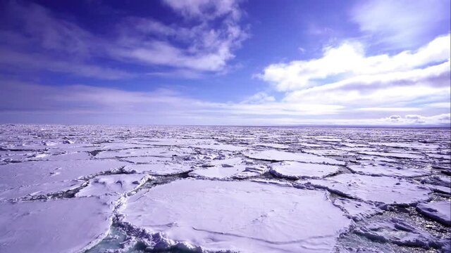 オホーツク海の流氷船より流氷原
