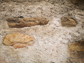 Mauer verputzt mit Narursteinen