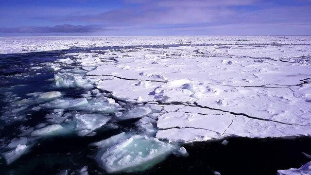オホーツク海の流氷船より流氷原
