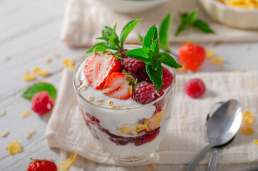 Granola yogurt fruits