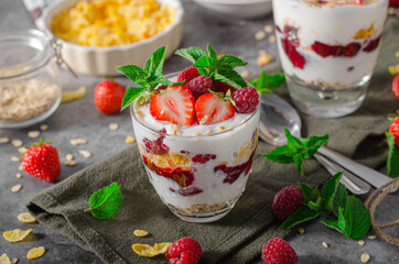 Granola yogurt fruits