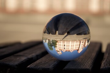 Glaskugel vor einem gebäude
