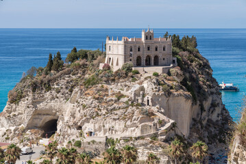 Wallfahrtskirche auf Sandsteinfelsen - Italien