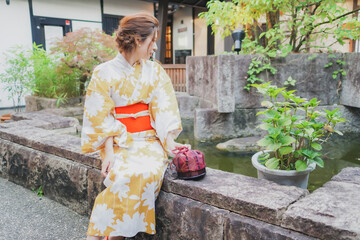 京都の庭で浴衣の彼女とデート