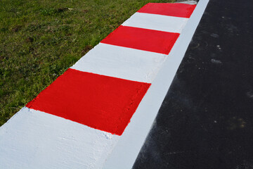 サーキットの赤と白の縁石