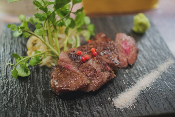 赤身肉のステーキ