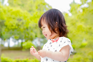 新緑の木々を背景に不満顔の幼い女の子 Wall Mural Wallpaper Murals Chikala 新緑の木々を背景に不満顔の幼い女の子 Wall Mural Wallpaper Murals Chikala