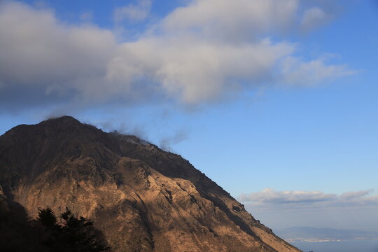 展望台からみる晴れた日の雄大な長崎・雲仙普賢岳