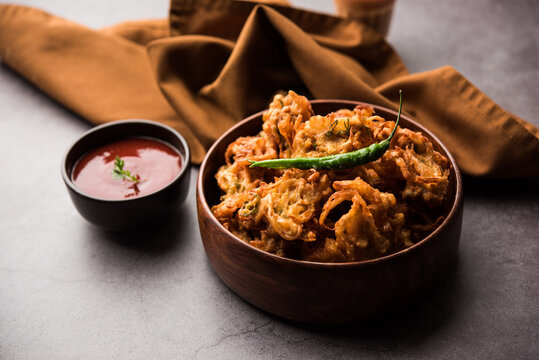 Crispy Onion Fritters or pakora known as Pyaj Pakoda or Kanda bhaji / Bhajji / bajji