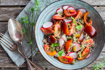 Assiette d'été végétalienne à la graine de sarrasin et à la gremolata