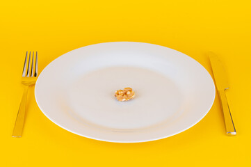 Teller mit einer Nuss und gelbem Hintergrund