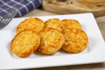 plusieurs rösti dans une assiette