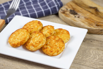 plusieurs rösti dans une assiette