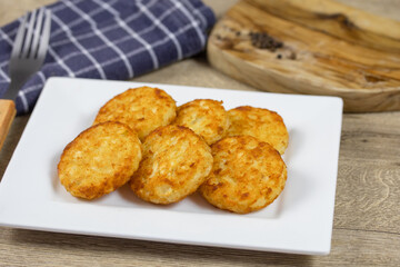 plusieurs rösti dans une assiette