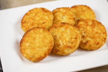 plusieurs rösti dans une assiette