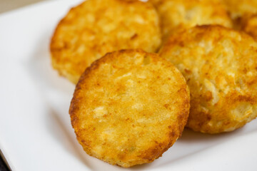 plusieurs rösti dans une assiette