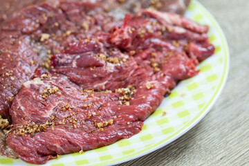 bavette de boeuf cru dans une assiette