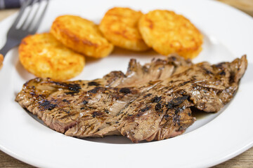 bavette de boeuf et rösti dans une assiette