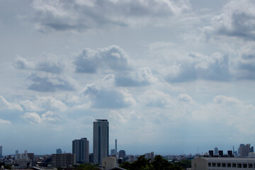 Fototapeta premium 都市の建物と夏の空の風景