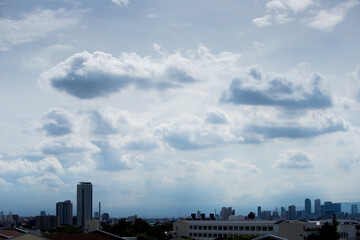 都市の建物と夏の空の風景