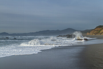 Fototapeta na wymiar Powerful waves splashing