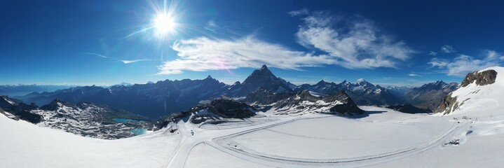 Monte Cervino panoramica con cielo azzurro e sole 