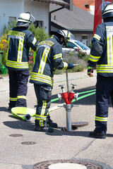 Feuerwehrmann öffnet Hydrant 