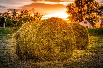 Strohballen auf einem Feld mit Sonnenuntergang