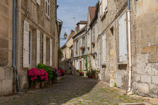 Promenade dans les rues de Senlis , France.