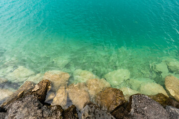 farbenprächtiger Attersee in Oberösterreich mit Regen