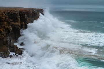 kraftvolle Brandung an der Steilküste
