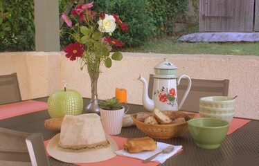 table de petit- déjeuner ,nourriture et vaisselle