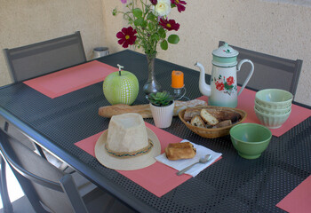 table de petit- déjeuner ,nourriture et vaisselle