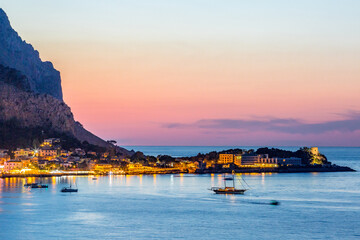 La borgata marinara di Mondello (Palermo) vista al tramonto dalle pendici di Monte Pellegrino. © Riccardo Giardina