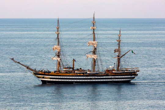 Nave Scuola Amerigo Vespucci, della Marina Militare italiana, ha salutato la citt&agrave; di Palermo sfilando davanti la costa della citt&agrave;.