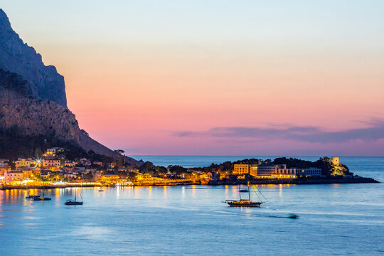 La borgata marinara di Mondello (Palermo) vista al tramonto dalle pendici di Monte Pellegrino.