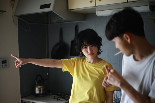 男性にベランダでタバコを吸うように注意する女性 Stock 写真 Adobe Stock