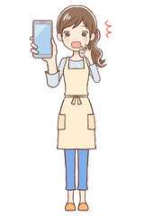 スマホを持って驚いた表情をするエプロン女性