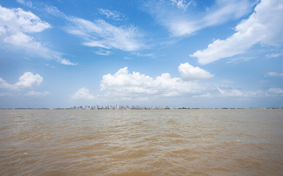 Cidade de Bel&eacute;m do Par&aacute;, Brasil, bem distante vista do rio.