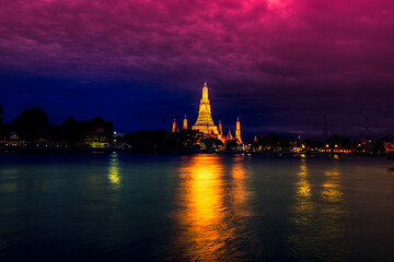 Wat Arun Ratchawararam Ratchawaramahawihan The Chao Phraya River, symbolizing the beauty of the world is one of the important landmarks. Beautifully decorated with art and architecture