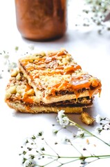 Apple crumble bars with salted caramel on top