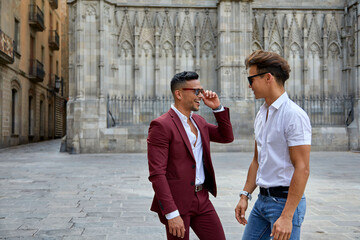 Amigos junto a catedral de Barcelona elegantes