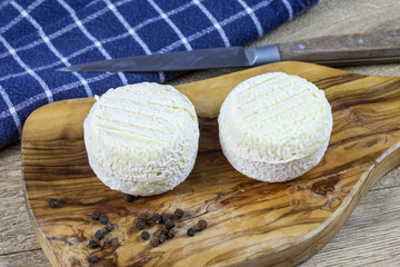 crottins de chèvre sur une planche à découper