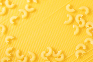 ピンクの背景のショートパスタとロングパスタ