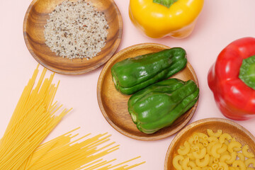 ピンクの背景のカラフルな食材