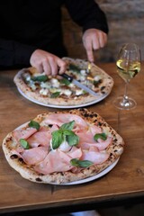 Pizzas y copa de vino blanco